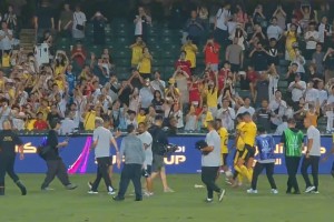 是哪个幸运儿抢到了！C罗赛后谢场脱下了球衣扔向看台