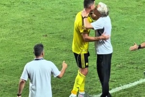 C罗下场时，胜利新帅热苏斯亲吻了他以表感激之情