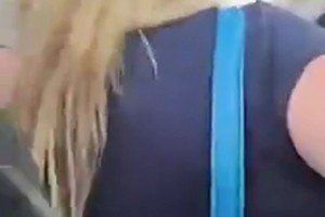 狠人！球迷大巴上，两位伯明翰女球迷拳脚相加