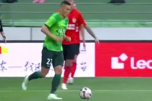 当年吴亚轲对于大宝的不冷静行为，导致国安与亚泰球员大规模冲突