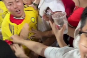 幸运儿找到了！C罗落场球衣被这位兄弟拿到并穿上，运气是真好啊