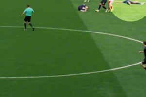 裁判跑过去的一刹那，似乎散发着万丈光芒✨