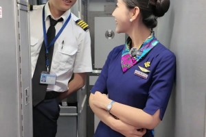 好美啊❤️！云南空姐赛前为玉昆队加油