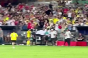 小球迷冲场想与C罗合影，近在咫尺被带走回头望向C罗满是遗憾