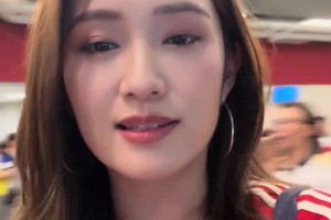 球场外C罗签名照500一张！美女博主杜黝黝：这签名照是官方吗