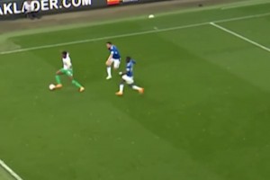 23-24赛季英超最佳助攻！伊萨克底线1过4后喂饼，看的人头皮发麻