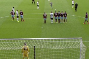 他还踢了个死角！叫你进来是看球，没叫你进来踢球！