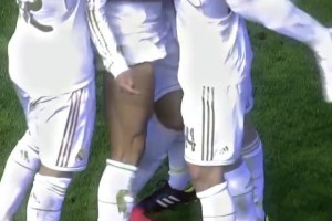 无敌金刚腿！C罗暴力世界波破门后展示大腿肌肉！