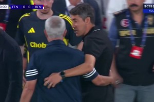 多打一人未能破僵！穆帅球队费内巴切主场失好局，0-0平本菲卡！