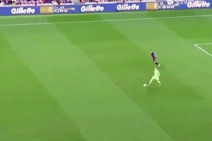 甚至还带着一丝笑容！名场面：特尔施特根的挑球过人！