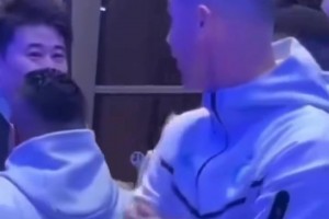 C罗看到前曼联队友董方卓时的反应❤️