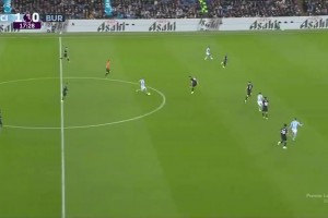 这传球看着太爽了！名场面：德布劳内彩虹传球秀基本操作！