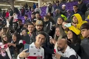 哪怕在中国踢球多年，奥斯卡回归巴西首秀时仍受球迷追捧