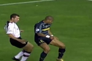 太秀了！阿德里亚诺360转身穿裆过人！