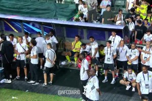 未能夺冠！高空镜头：C罗静静坐在替补席，沉默不语