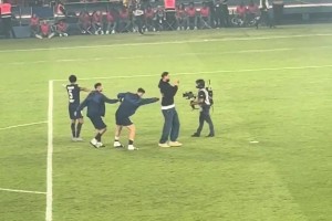 已是传奇！巴黎赛后多纳鲁马向主场球迷告别，接受全场球迷掌声