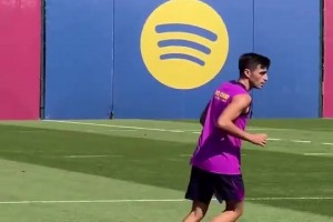 游刃有余！佩德里训练中秀丝滑起球！