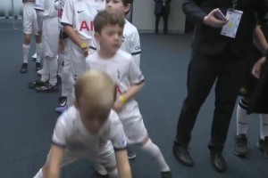 太可爱了吧！名场面：曼城，准备好迎接热刺小球员的挑战了吗？