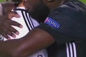 也算名场面了！卢卡库这个拥抱，或许拯救了这位门将的职业生涯！