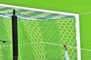 拉莫斯墨超点射破门后做出标志性庆祝，球迷也跟着喊出了siu~