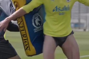 难受！曼城vs热刺哈兰德全场触球22次，不到本方门将的一半