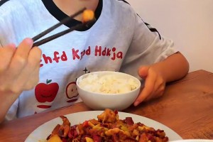 80后夫妻花费200万送女孩去西班牙踢球，青训成本是真高啊…