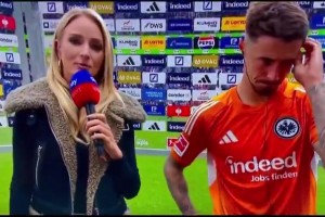 不莱梅队长和与法兰克福门将换球衣，女主持：为胜利感到高兴嘛