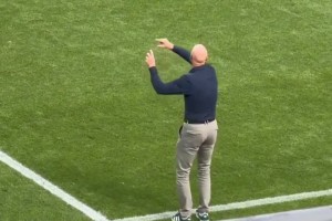 非常不满！滕哈赫德甲首秀遭逆转