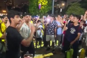 多大仇？C罗球迷在球场外拍摄辱骂梅西的视频