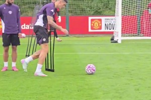 奥纳纳已懵逼！曼联球员接球转身射门训练，看看谁的动作衔接最好