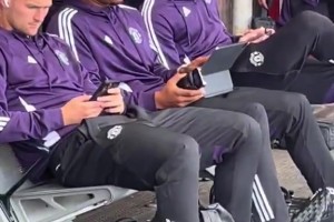 曼联球员在火车站准备前往伦敦，猜猜齐尔克泽在玩什么游戏