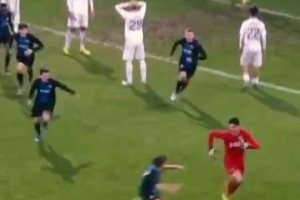 曼联目标引援拉门斯不仅是一名门将，对阵皇马青年队还进过头球