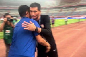 本土教练交锋！赛前韩鹏与邵佳一寒暄