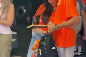 好甜！赛后李小恒与女友秀恩爱，泽卡妻子甜蜜比心，这一幕太美好