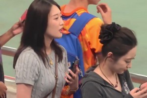 泰山主场迎战青岛西海岸，中外美女球迷在济南奥体看台争奇斗艳