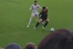 降维打击！现场实拍：孙兴慜展现丝滑摆脱让球迷沸腾！