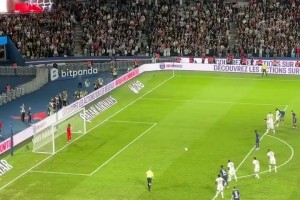 没关系！现场直拍：登贝莱踢飞点球，球迷们立刻继续呐喊！