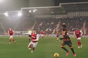 这是艺术！你不看足球，你就不会懂这粒进球有多漂亮！