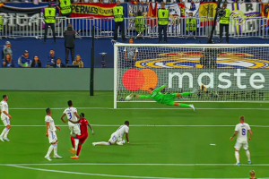 如何评价库尔图瓦这个扑救？我都以为是直接打门柱上的！