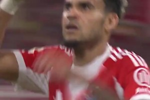 踢10号位的格纳布里仍旧能有顶级发挥，这记脚后跟妙传梦回巅峰！