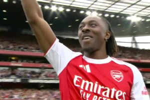 当时光的列车缓缓驶过酋长球场，27岁的埃泽站在球场中央......