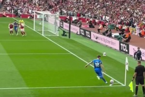 后防大爹！球迷视角看拉亚近距离神扑