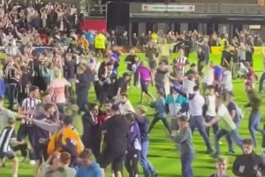 安保拦不住！罚丢点球的姆伯莫离场时，格林斯比球迷贴脸嘲讽