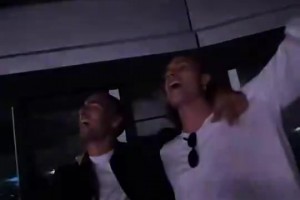 梅里诺、卡拉菲奥里一起看酷玩演唱会，合唱《Viva La Vida》