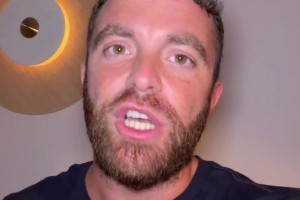 截胡切尔西！罗马诺：哈维·西蒙斯即将加盟热刺