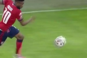 论球员的自我修养！名场面：球员短裤掉落，边提裤子边抢球！