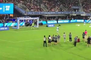 诙谐！当你对生活失去希望，就看看本特克此前技巧赛的凌空射门！