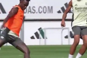 欢乐！维尼修斯过掉姆巴佩破门，随即姆巴佩爆射“复仇”！