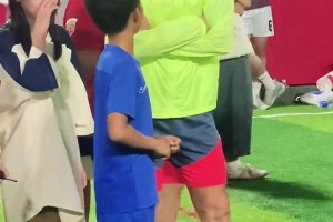 毫无架子！实拍：老国脚杨晨面带笑容与小球迷交流❤