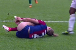 看着好痛！巴萨女足球员倒地时险些走光